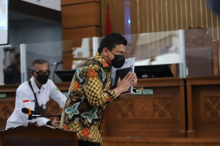 Ferdy Sambo Bawa Buku...
