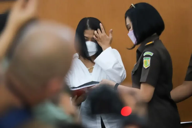 Putri Candrawathi Memelas...