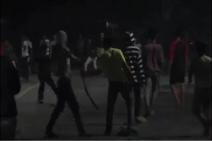 Viral Aksi Tawuran Remaja...