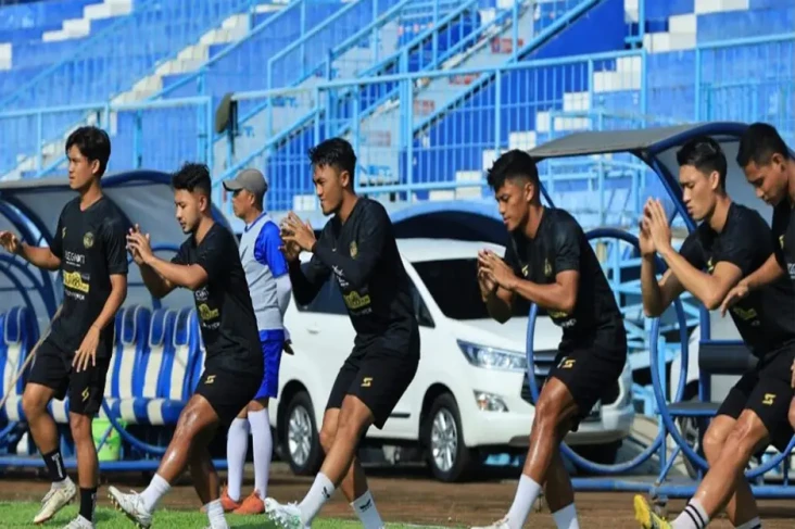 Pemain Arema FC Jalani...