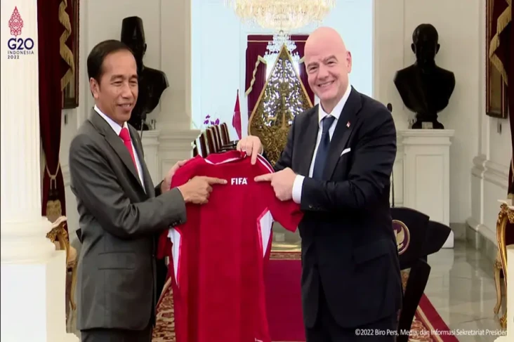 Presiden FIFA Hadiahi...