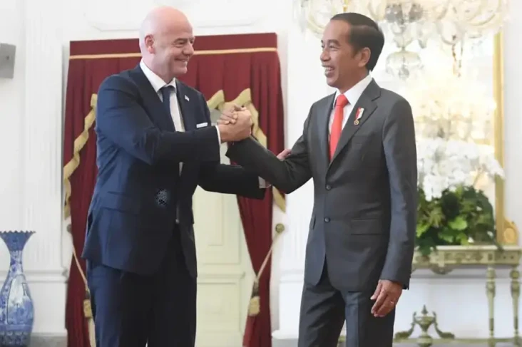 Jokowi Tak Bicarakan...