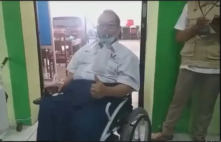 Menggunakan Kursi Roda,...