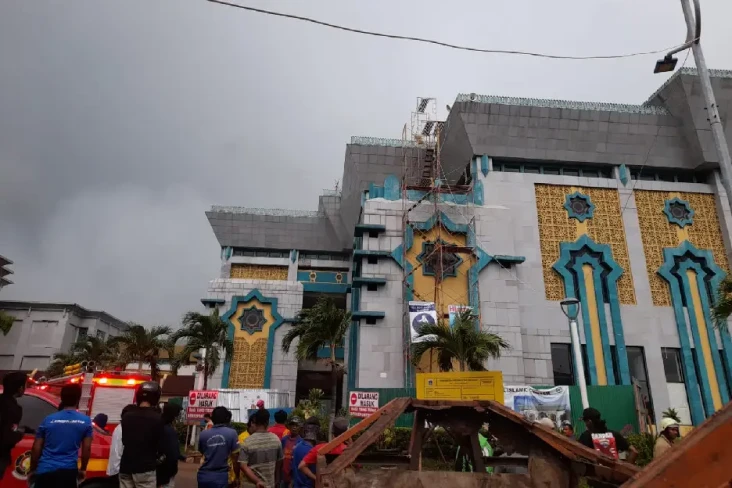 Tinjau Kebakaran Masjid...