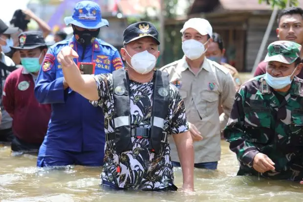 Dikepung Banjir, Gubernur...
