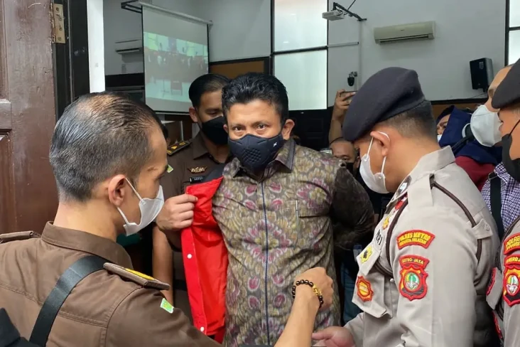 Kenakan Rompi Tahanan,...