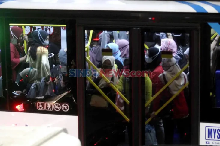 Penumpang Bus Transjakarta...