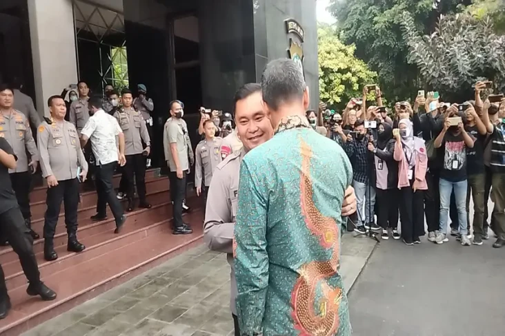 Sambangi Polda Metro...