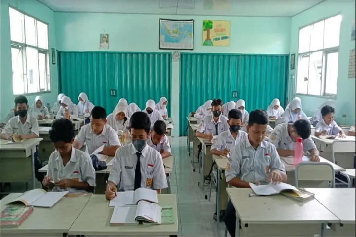 Mahasiswa IPB Berikan...
