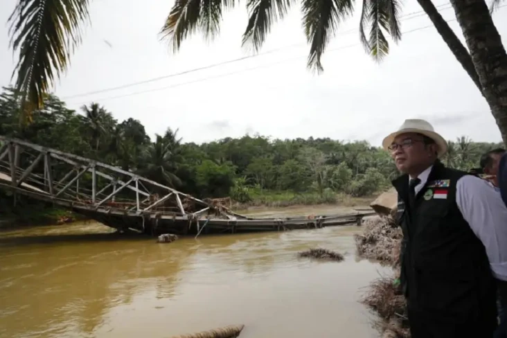 Sambangi Korban Banjir...