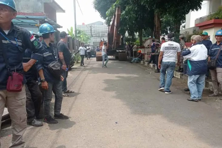 Dikawal Petugas Gabungan,...