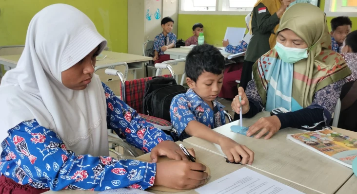 Bangun Karakter Siswa,...
