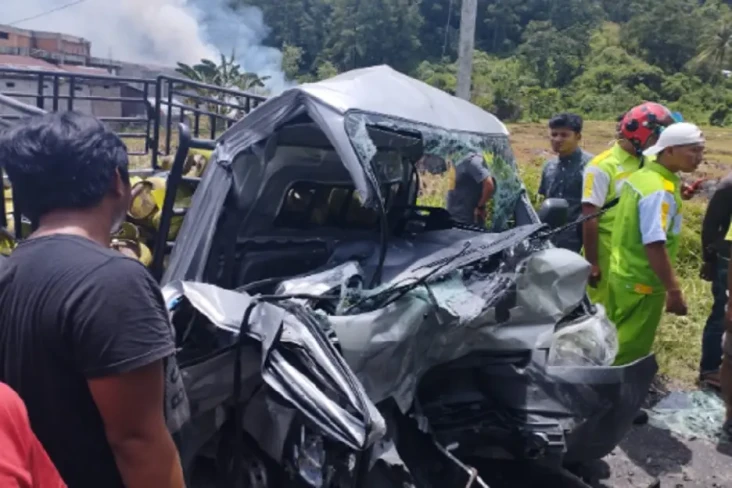 3 Mobil Tabrakan Beruntun...