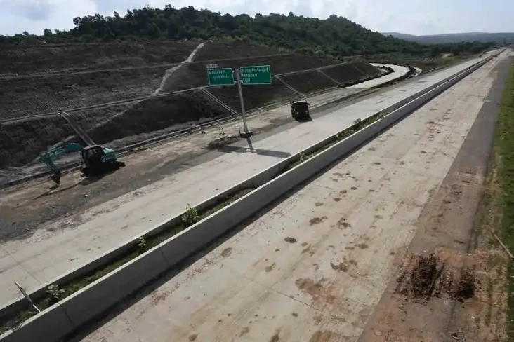 Rampungkan Dua Tol di...