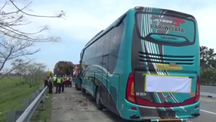 Bus Pariwisata Tabrak...