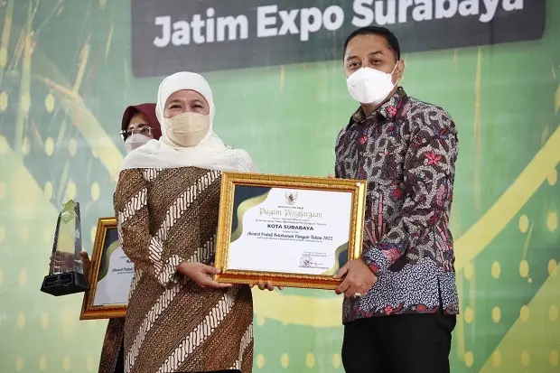 Kota Surabaya Sabet...