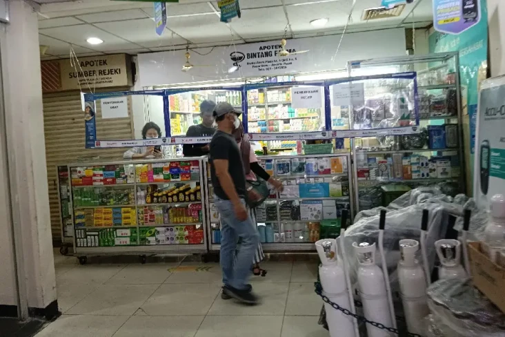 Apotek di Pasar Baru...