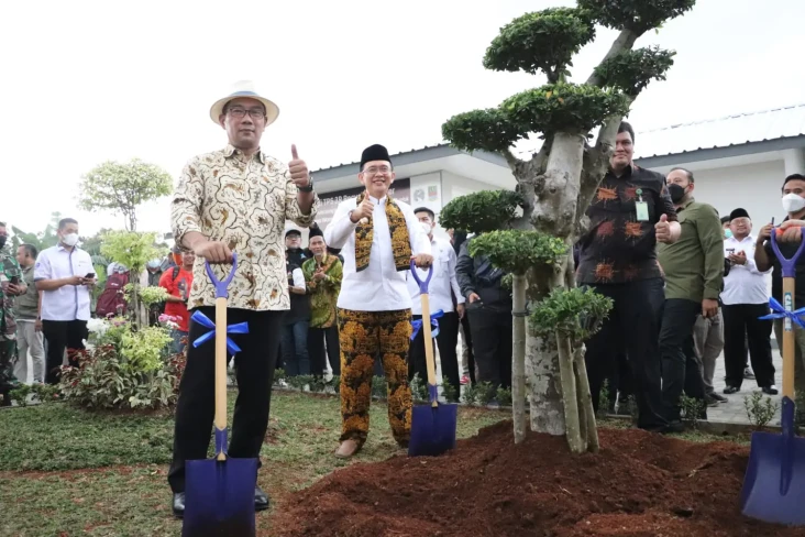 Resmikan TPS3R, Ridwan...