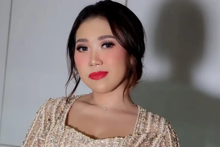 Kiky Saputri Rayakan...