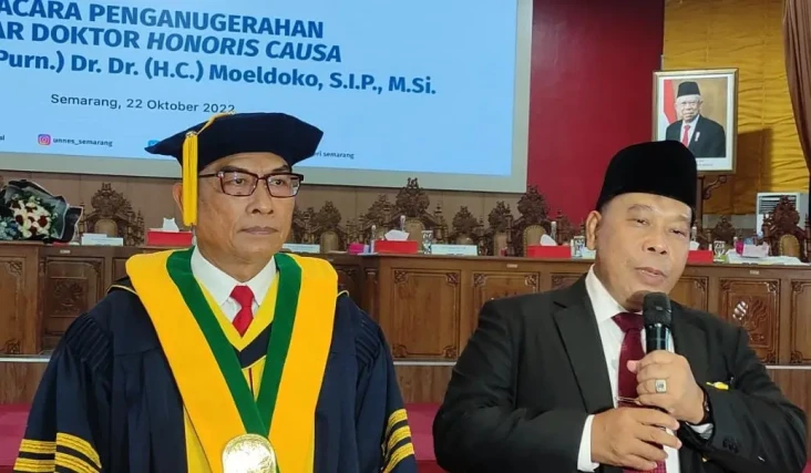Moeldoko Terima Gelar...