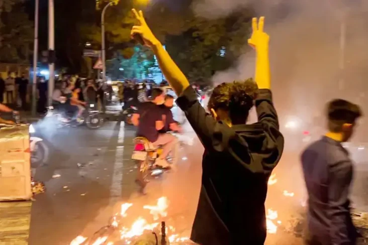 Demonstrasi Terus Berlanjut...