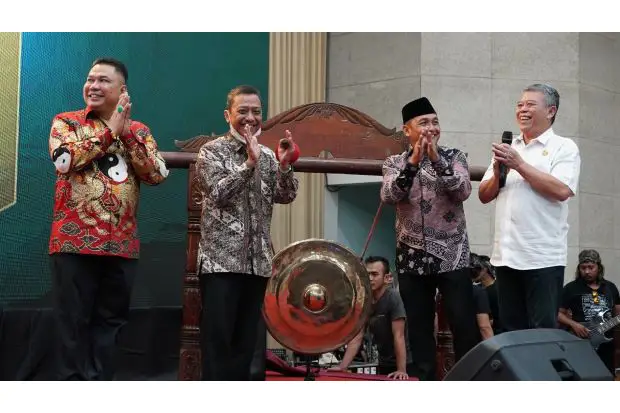 Ketua DPRD Provinsi...