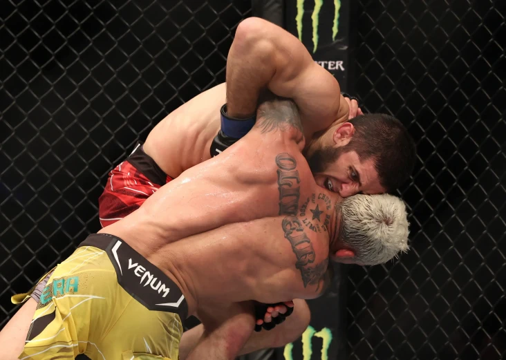 Kalahkan Charles Oliveira,...