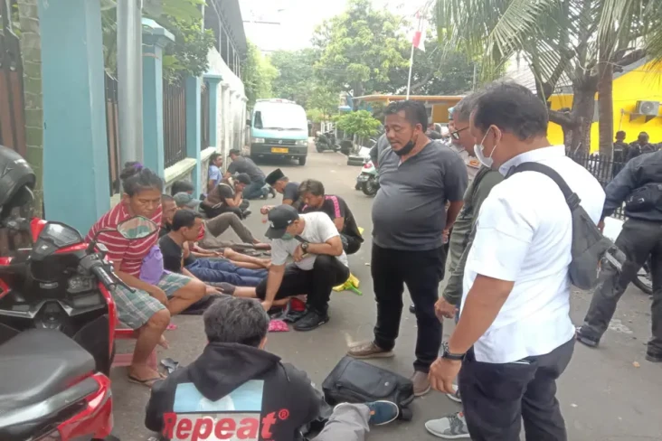 Razia di Kampung Bahari,...