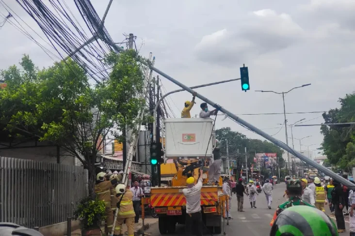 Mobil Tabrak Tiang PJU...