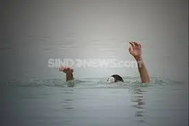 Nekat Seberangi Sungai...