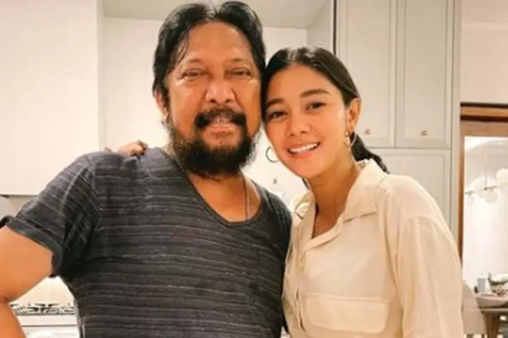 5 Artis yang Berbeda...