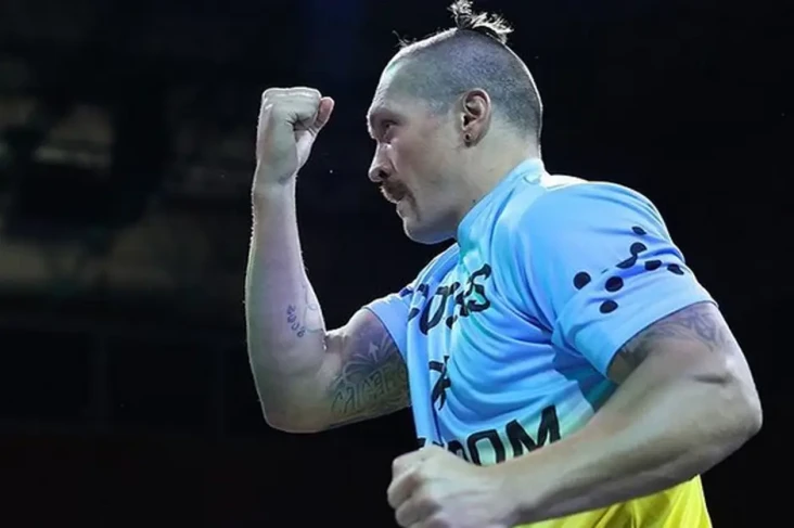 Oleksandr Usyk di Atas...