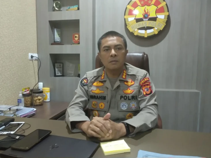 Sembunyikan Sangkur,...