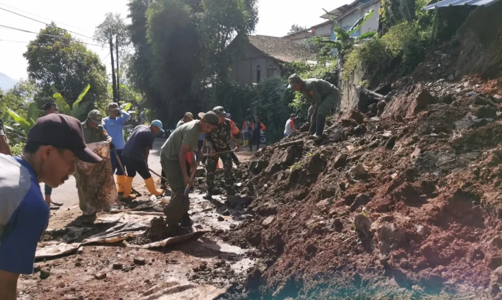 Tebing Setinggi 7 Meter...