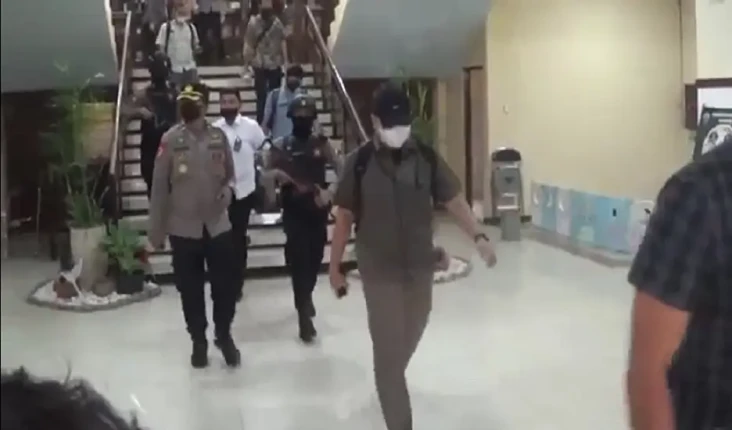 Penyidik KPK Geledah...