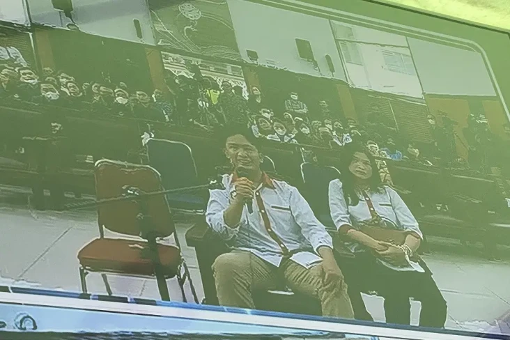 Sambil Menangis, Adik...