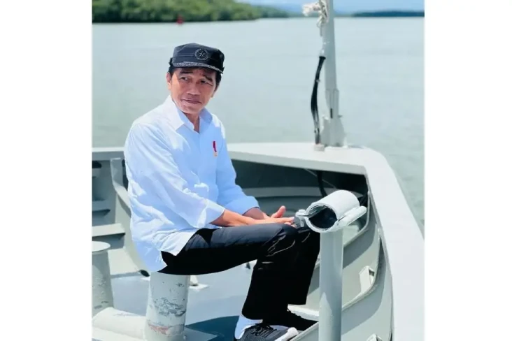 Momen Jokowi Duduk di...