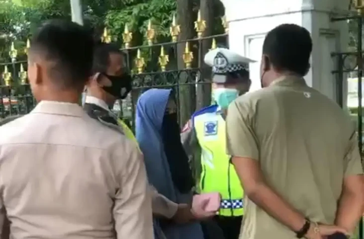 Wanita Bercadar Bawa...
