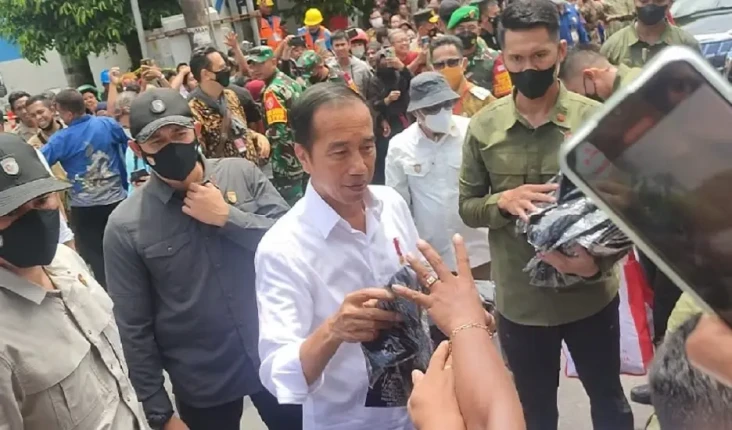 Wanita Bercadar Tenteng...