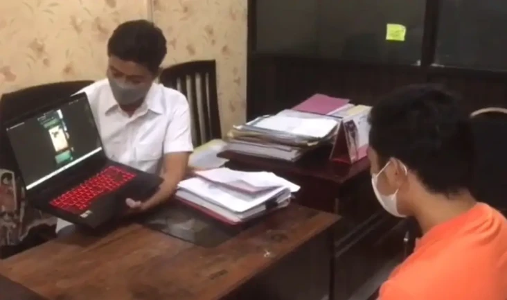 Sakit Hati Cinta Diputus,...