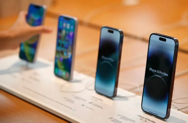 Apple Nyerah, Tahun...