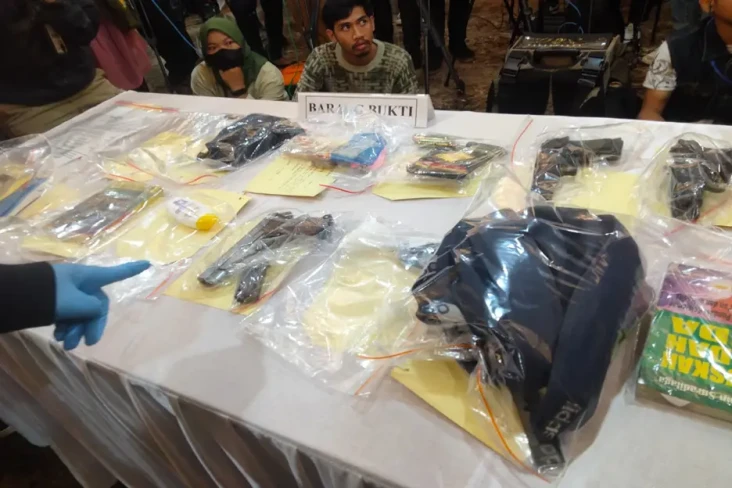 Polisi Perlihatkan 4...