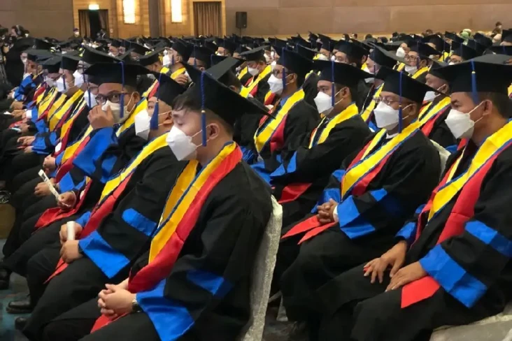 Gelar Wisuda, Swiss...