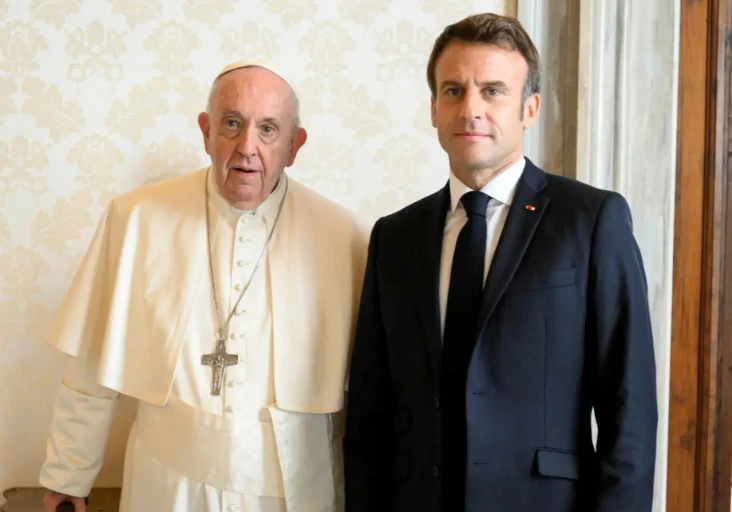 Macron Memohon Paus...