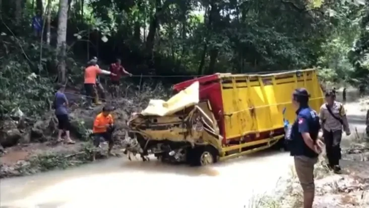 Truk Terseret Banjir...