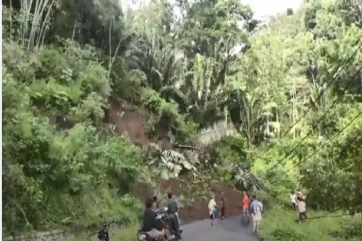 Jalan Poros Rantepao-Rindingallo...