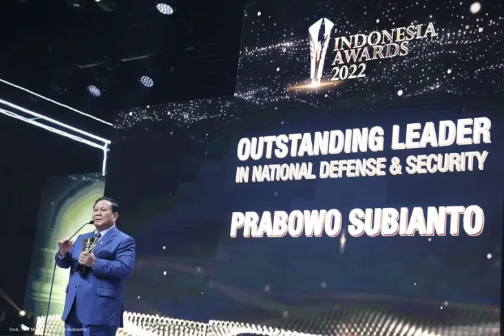 Terima Penghargaan Outstanding...