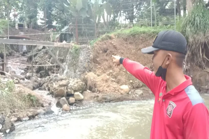 Detik-detik Tembok Penahan...
