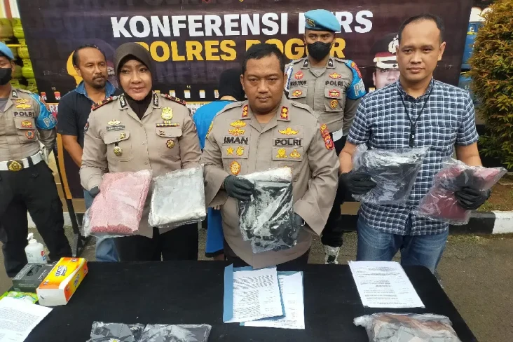 Rencanakan Pembunuhan,...