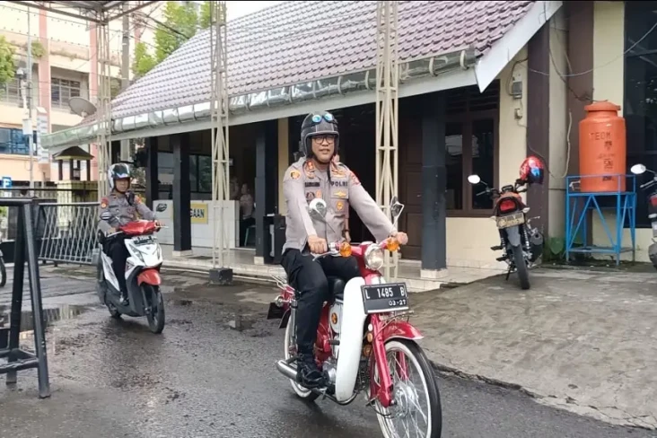 Tidak Bergaya Hedon,...